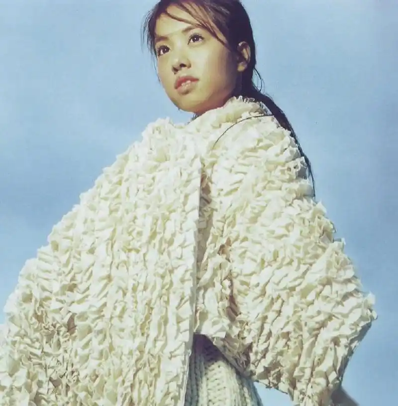 近日,曝光一组蔡依林2000年专辑写真,旧照中的蔡依林眼眸青涩灵动