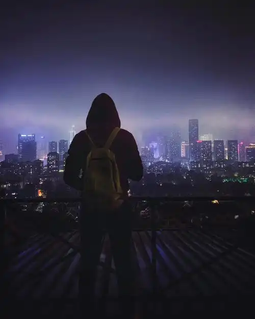 既暗或将明,都只需一个背影.