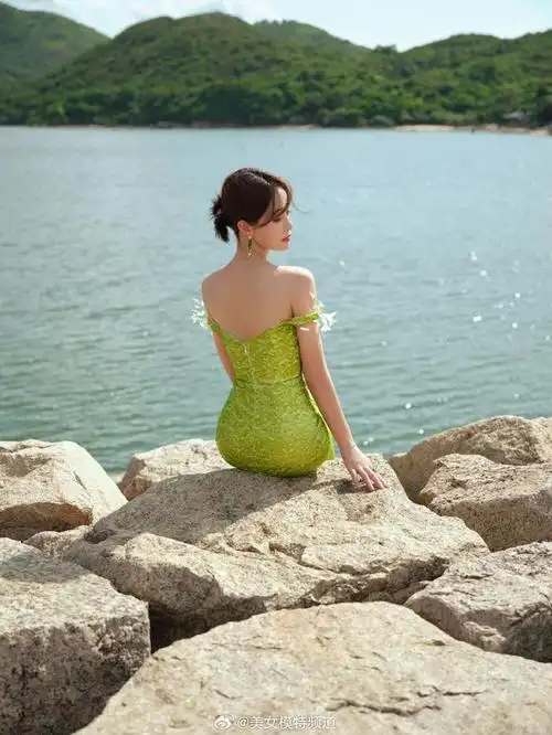 蓝盈莹海边大片释出 穿露背长裙大秀直角肩超性感__财经头条