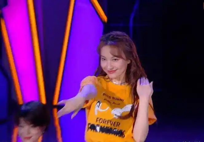 《快乐大本营》吴昕跳开场舞,动作到位表情管理超好,女团范十足_节目