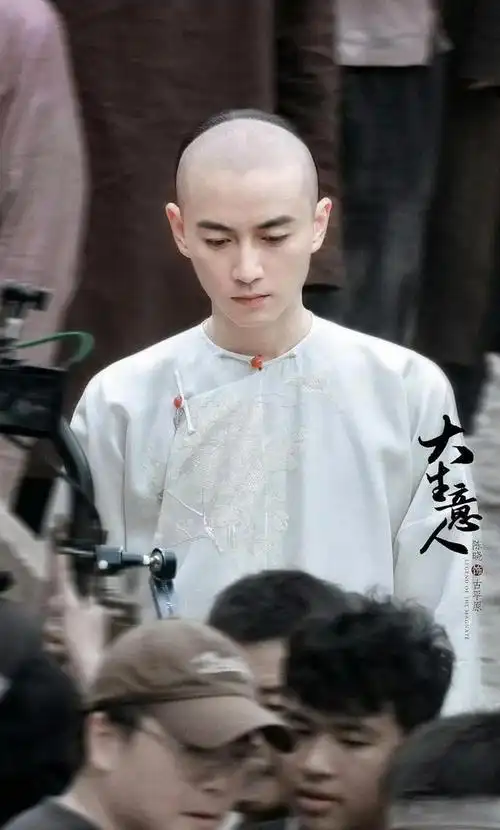 北京这天,被"光头造型"走红毯的陈晓惊艳,有颜任性却惊艳全场