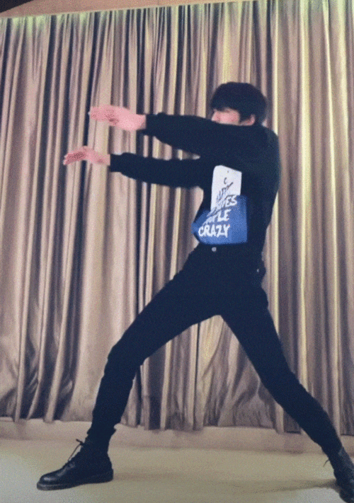 刘耀文腿长到震惊裤子品牌方 把"离谱"打在养成之光的长腿上