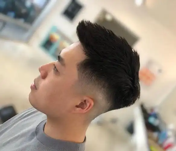 整个发型和自己的脸型轮廓非常协调,看上去也很硬朗帅气,非常