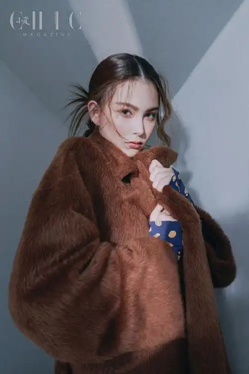 昆凌凌乱长发优雅写真图片