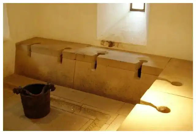 中世纪欧洲厕所的奇特造型:凸在墙外的卫生间,法国皇帝的马桶柜__财经