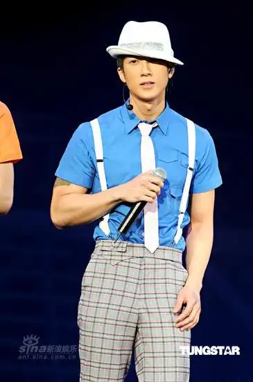 图文飞轮海红馆开唱吴尊头戴礼帽