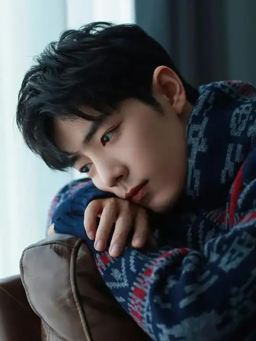 来自肖战男明星的优质下颚线侧脸暴击