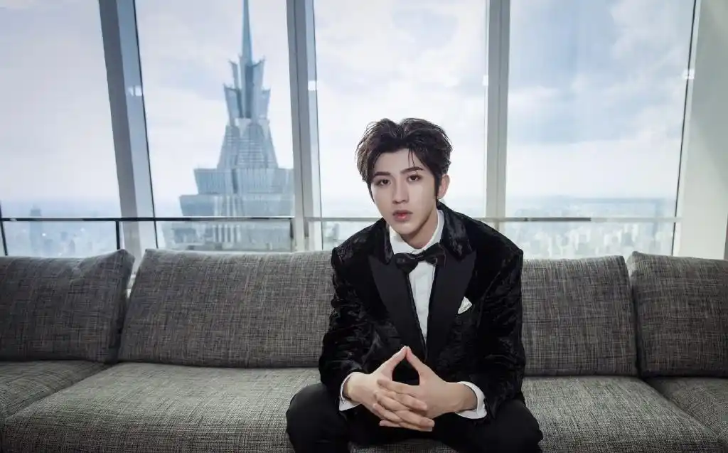 帅气时尚蔡徐坤宽屏壁纸_迷人的帅气蔡徐坤_明星图片_精品库