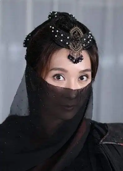 女星穿黑衣古装蒙面,蒋欣像个侠客,赵丽颖又美又神秘!