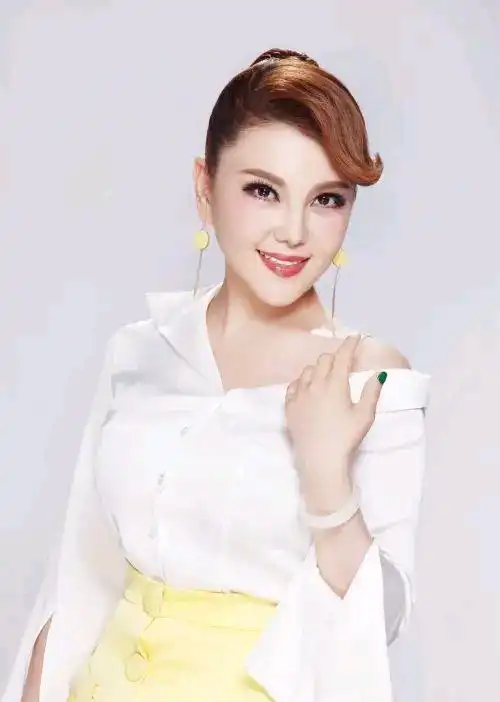 内蒙古"第一美女歌手"乌兰图雅,肤白貌美气质高雅