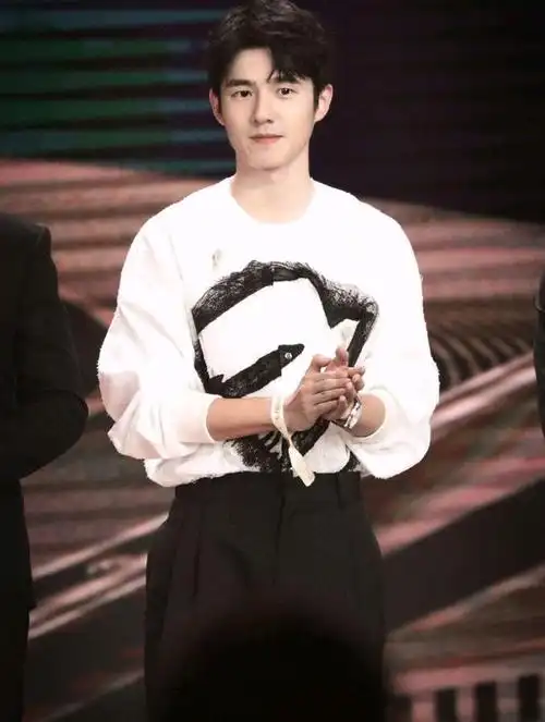 刘昊然时尚穿搭,青春中带有几分沉稳,优雅又不失活泼,帅气优雅