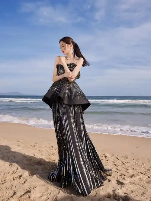 华伦天奴品牌大使关晓彤