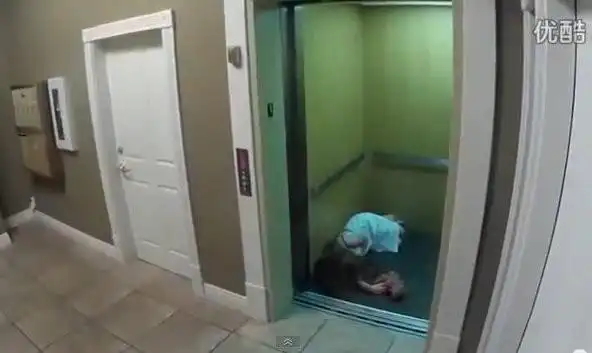 一个整人节目测试人遇到灵异事件时的反应,只要有人走进电梯内,电梯的