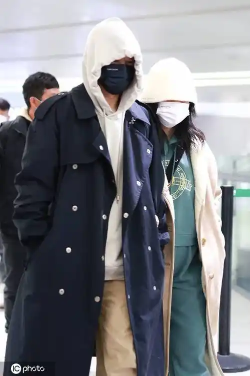 张杰和谢娜默契情侣穿搭现身机场