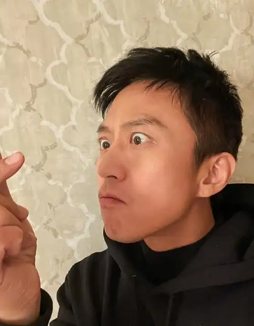 邓超黑色卫衣搞怪帅气自拍图片19