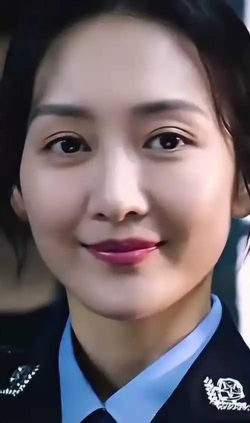 王鸥不同于伪装者里画着精致妆容的特务分子,她淡妆到几乎素颜,扮演了