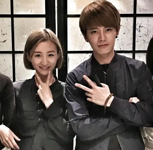 任嘉伦一家三口合照(如今一家三口幸福又美满)