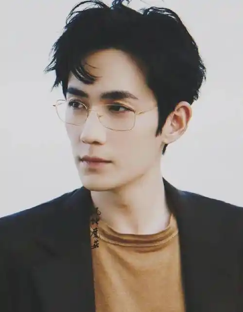 戴眼镜最耐看的十二位男明星:肖战朱一龙斯文,王一博龚俊惊艳