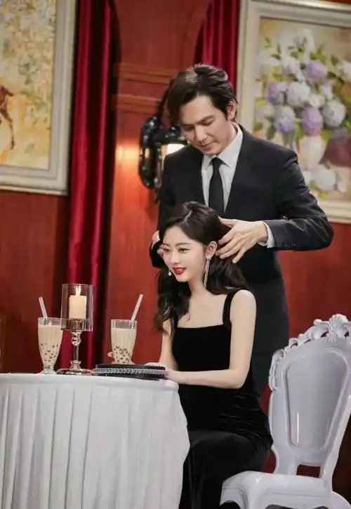 原创助攻景甜张彬彬谭松韵问男方你想跟谁一起看月亮爬上来暗示答案是