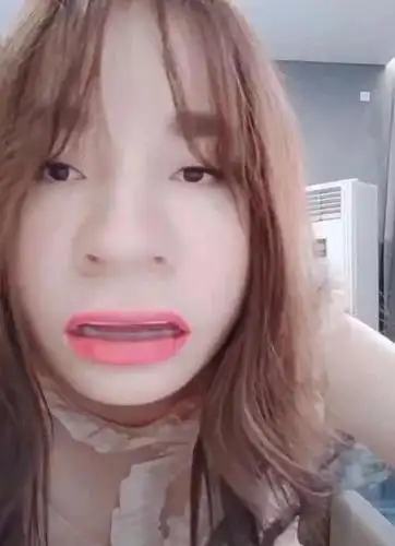 热巴自黑拍丑照,谁注意到她身后的袋子,网友:你可是个女明星!