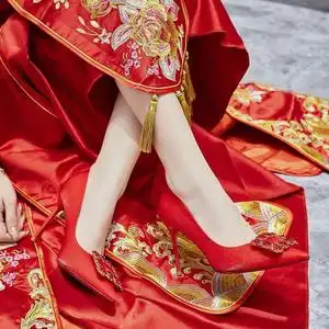 秀禾服红色婚鞋新娘婚纱鞋高跟尖头女细跟女单鞋水钻方扣伴娘鞋子