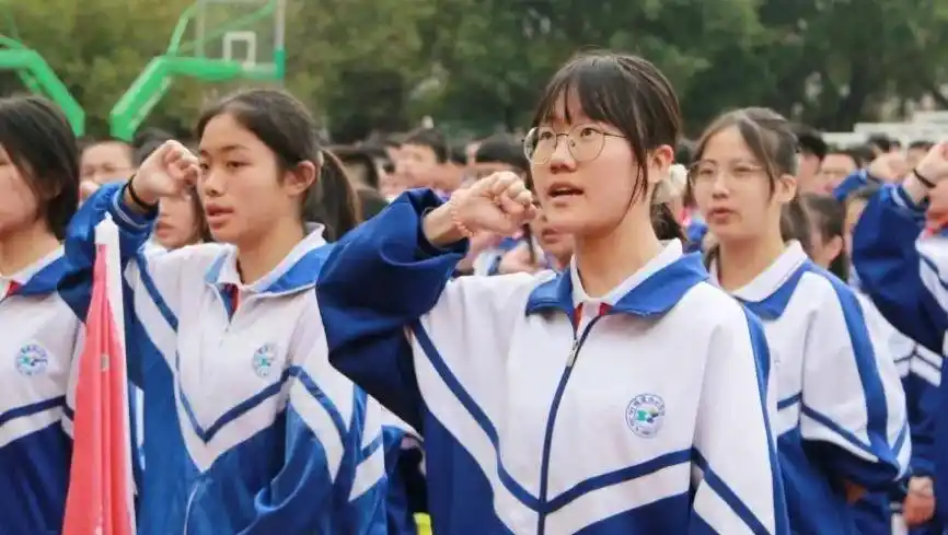 列队整齐,统一行动,西山还为孩子们定制了统一的校服,舒适合身