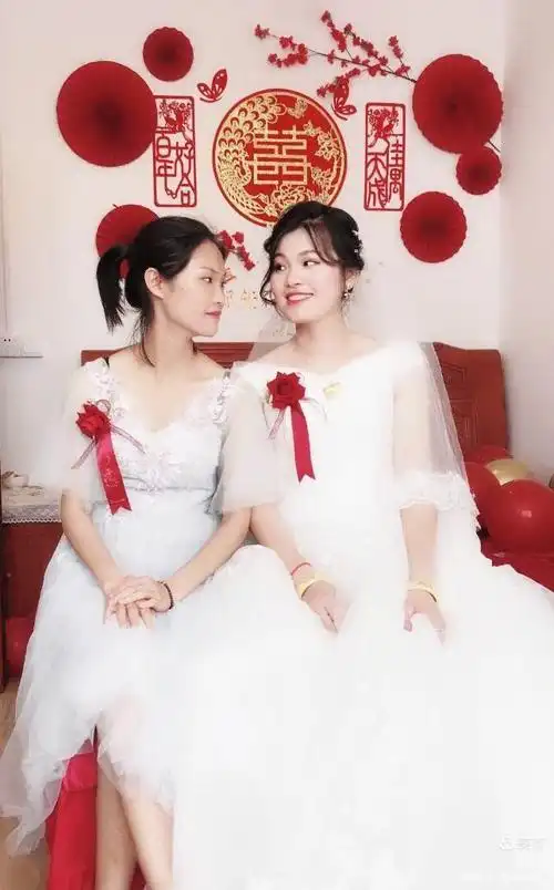 姐妹新娘伴娘比下眼神