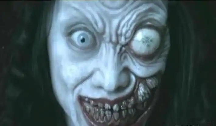 他出自一部来自日本的恐怖片《鬼女魔咒》,她总是浑身上下散发着怨气