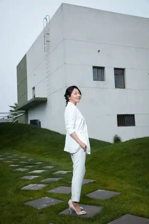 图中闫妮所穿的黑白条纹西装,简洁大方,颜色和款式都很有特色.