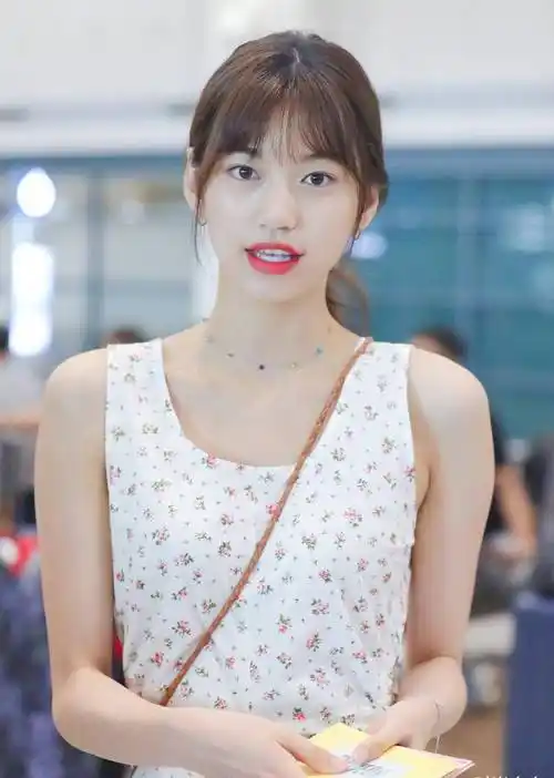 原创她因国外创造101出道今穿挖洞碎花裙饭拍照也好甜