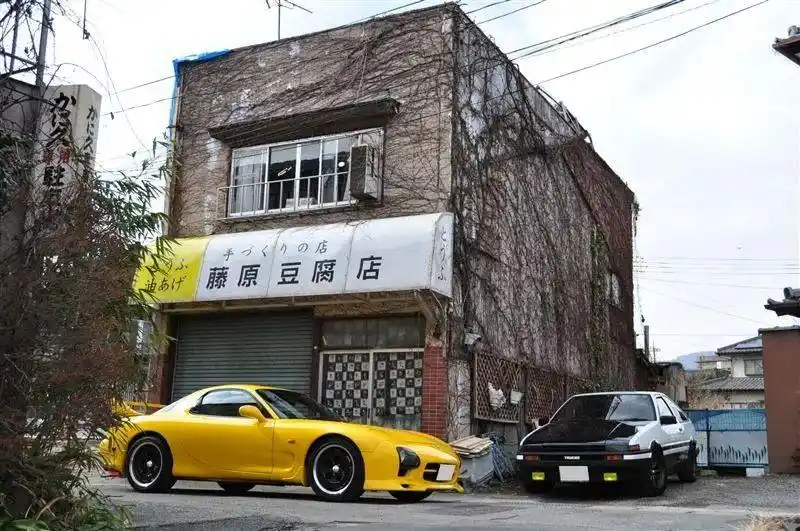 《头文字d》的藤原豆腐店被拆后,拓海居然住进豪华小别墅?