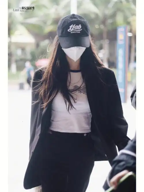 angelababy杨颖今日机场私服look,黑色logo宽松西装外套内搭黑白插肩