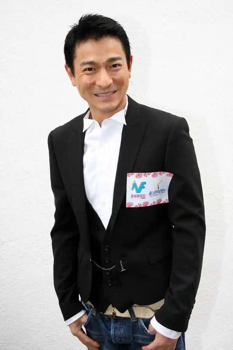 72岁钟镇涛和63岁刘德华同框,谁看着更年轻?这组对比照惊呆网友!