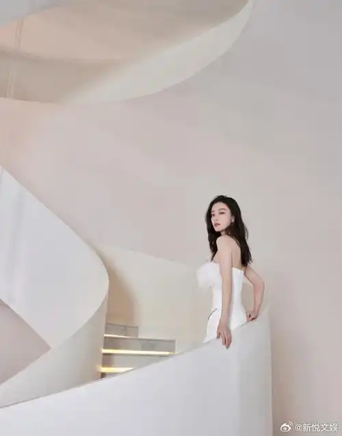 倪妮白色羽毛裙##倪妮耳饰好大