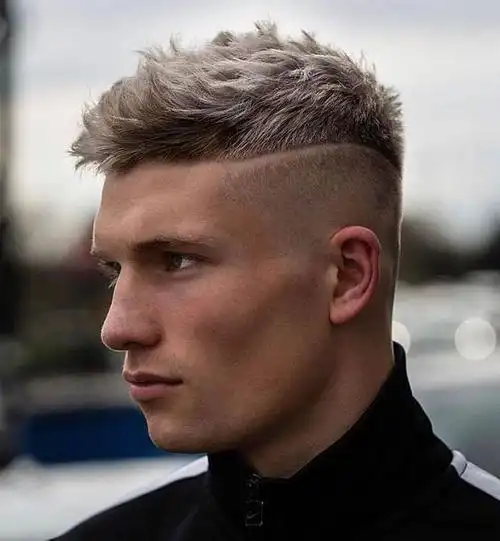 短寸头搭配齐刘海儿,帅气时尚显年轻,适合30岁以下男士.