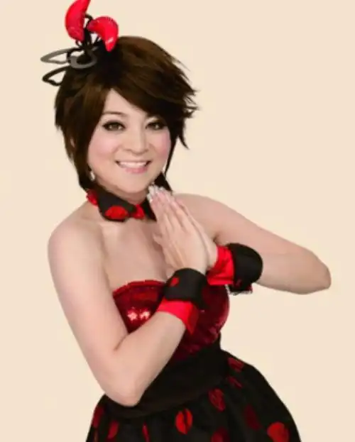 从小赚钱养家成《十二大美女》主唱,被誉"桦神"与刘德华齐名