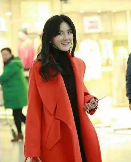 郑爽和谢娜年龄相差10岁,同穿大红外套的差别还真不小 女明星