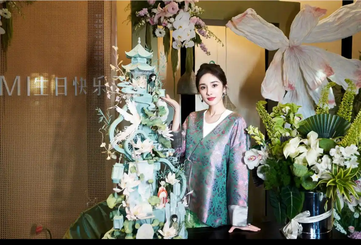 杨幂# 杨幂 37岁生日,现场全是中式风格,幂姐还透露最近她很喜欢中式
