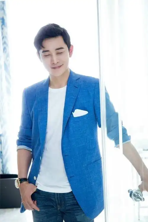 罗晋身高吧,身高1米8的罗晋西装出门时尚感十足