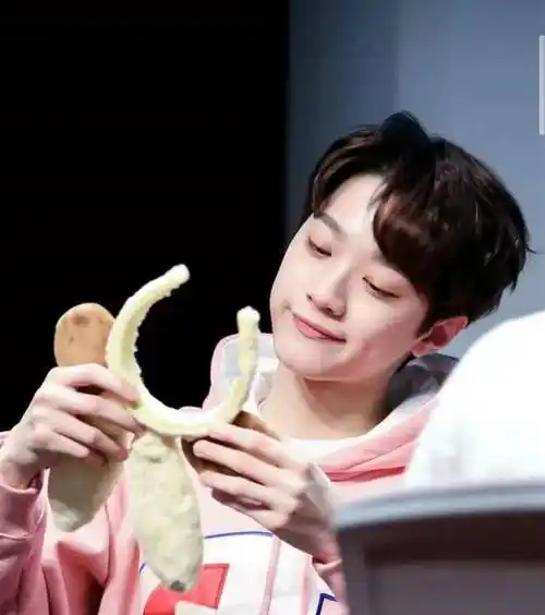 有种"隐藏撒娇"叫赖冠霖,戴上花环温柔可爱,看到嘟嘴照:小孩子无疑了!