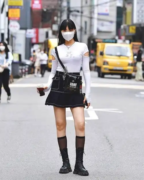 韩国街头街拍大公开!清甜可爱风已经不流行了,今夏适合这样穿