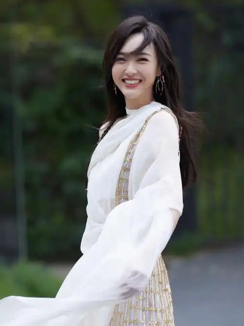 唐嫣丨佩戴宝曼兰朵笑意嫣然愈显婉约柔美