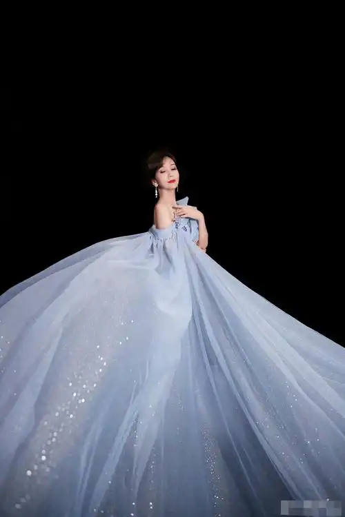 不老女神赵雅芝蓝色纱裙造型流出,小露香肩姿态优雅,首次出镜惹人心疼