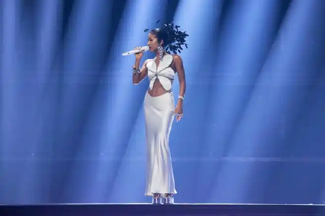 吉克隽逸今晚《天赐的声音》造型释出,盘发点缀一头黑色羽毛,这发型