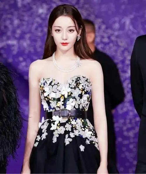 柳岩的身材娜扎的穿着张雨绮的礼服女明星应该穿衣自由吗