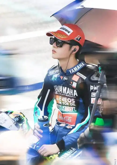 240204王一博骑摩托上山85号赛车手魅力无限