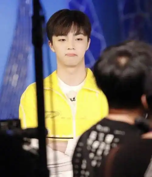 的出镜惊艳了无数人,拥有一双大长腿的她,绝对是人群中最突出的存在