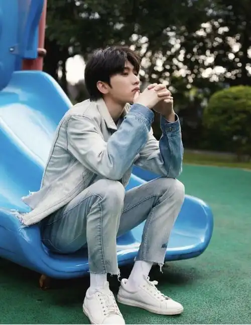 蔡徐坤的腹肌也若隐若现,白色袜子十分亮眼!破洞牛仔裤彰显长腿