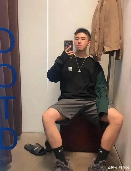 组图:英俊可爱的斯文小鲜肉,自拍生活照,90后气质爆棚的型男!