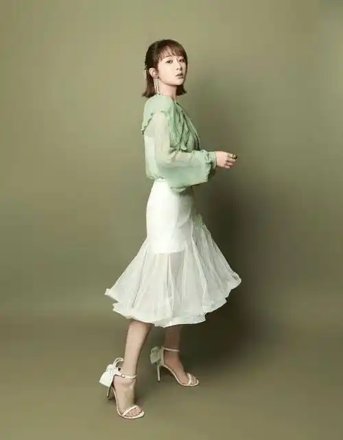 有种"保守"叫杨紫,嫌裙子太短就加一层网纱,效果妙不可言